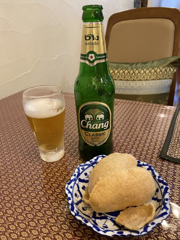 サービスの海老せんとChang Beer(チャーンビール)