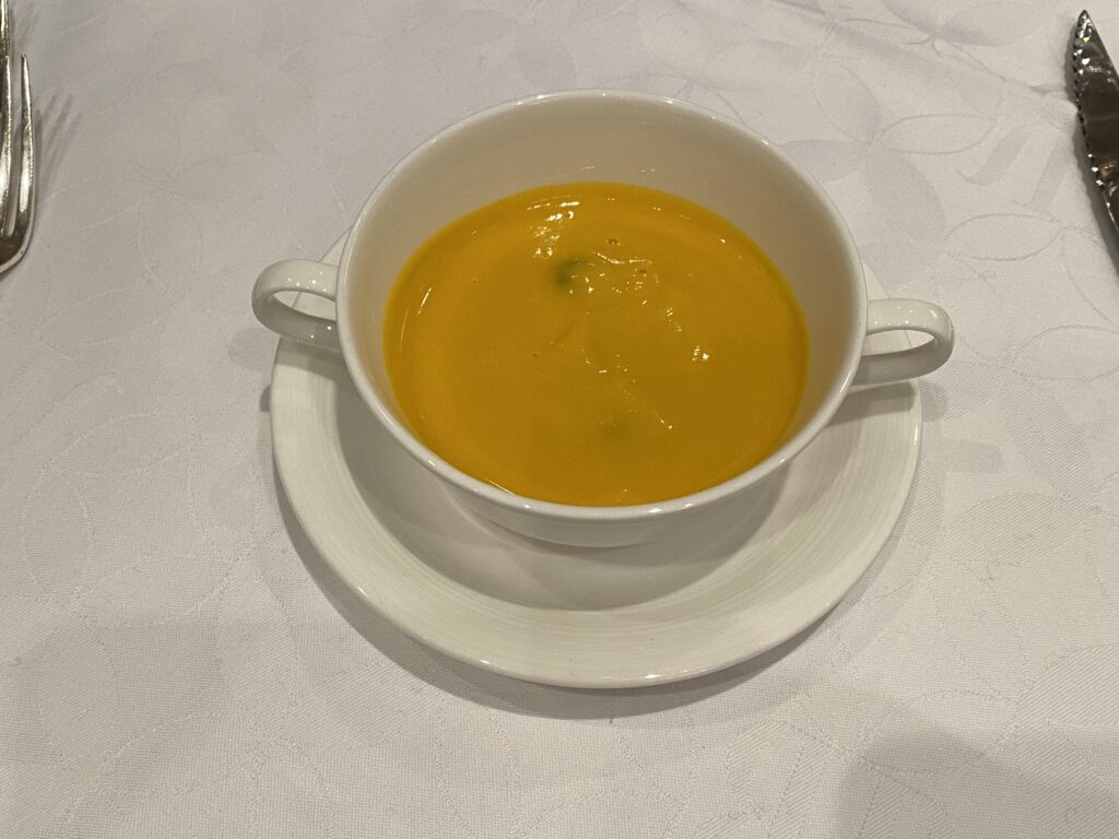 カボチャのクリームスープと黒タピオカ